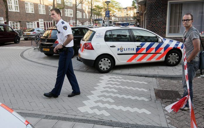 Politie doet onderzoek bij een woning aan de Holendrechtstraat in de Rivierenbuurt in Amsterdam waar zondagavond een schietpartij heeft plaatsgevonden. Foto ANP