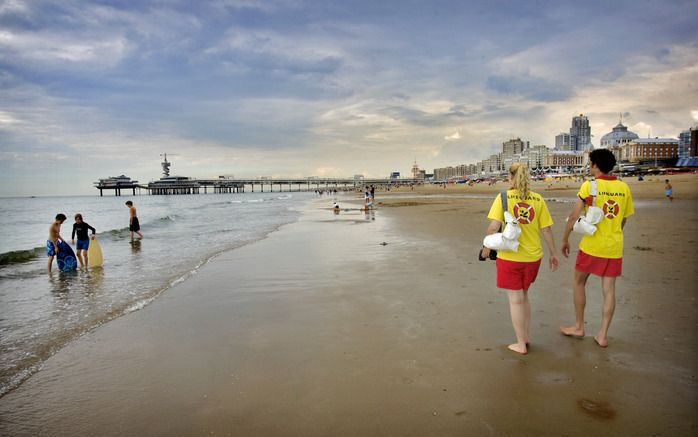 DEN HAAG – Tientallen badgasten zijn woensdagmiddag door strandwachten voor de kust bij Den Haag uit het water gehaald omdat ze in problemen waren gekomen door de extreem sterke stroming. Foto ANP