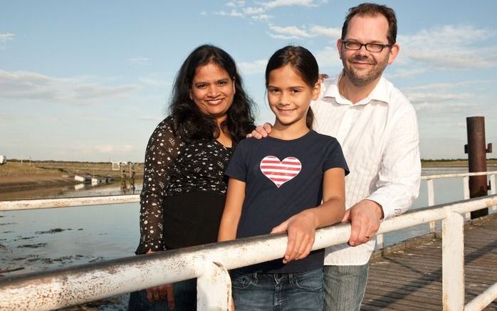 THOLEN – Jos de Keijzer (43) vertrekt volgende maand met zijn vrouw Mary en dochter Saromani naar de VS voor een tweejarige masterstudie apologetiek. „De basis van het christelijk geloof wordt ondergraven, daartegen moeten we in het geweer komen.” Foto Wi