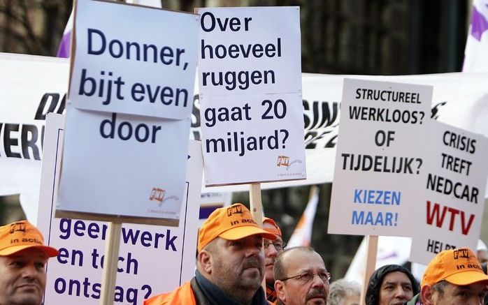 „Het is opmerkelijk dat de deeltijd-WW-regeling aanzienlijk minder strenge voorwaarden kent dan de regeling met betrekking tot werktijdverkorting. Waarom? Het antwoord op deze vraag, die niet eens wordt gesteld, ontbreekt.” Foto: werknemers van onder meer