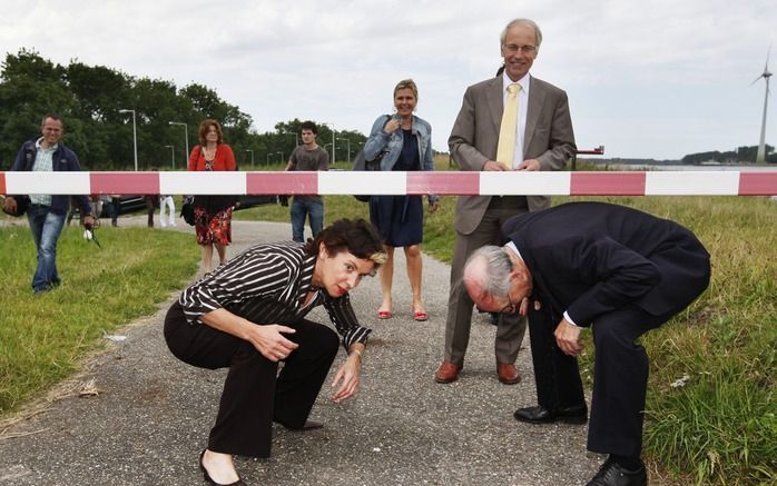 AMSTERDAM – Minister Verburg gaf woensdag samen met de Amsterdamse wethouder Gerson (r.) op het haventerrein Amsterdam de aftrap voor de proef ”Tijdelijke natuur”. Die moet een bijdrage leveren aan het versterken van natuur op braakliggende terreinen, wat