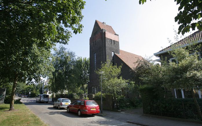 ”De Hoeksteen”, het kerkgebouw van de christelijke gereformeerde kerk in Schiedam. De kerkenraad van deze en die van de hersteld hervormde gemeente in de stad hebben de intentie uitgesproken „met elkaar verder” te willen. Foto RD Archief