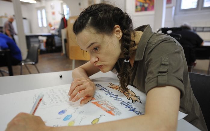 Marianne Schipaanboord (44) werkt drie dagen per week in Galerie Atelier De Kaai in Goes, werkplaats voor kunstenaars met een verstandelijke beperking. Foto Willem Mieras