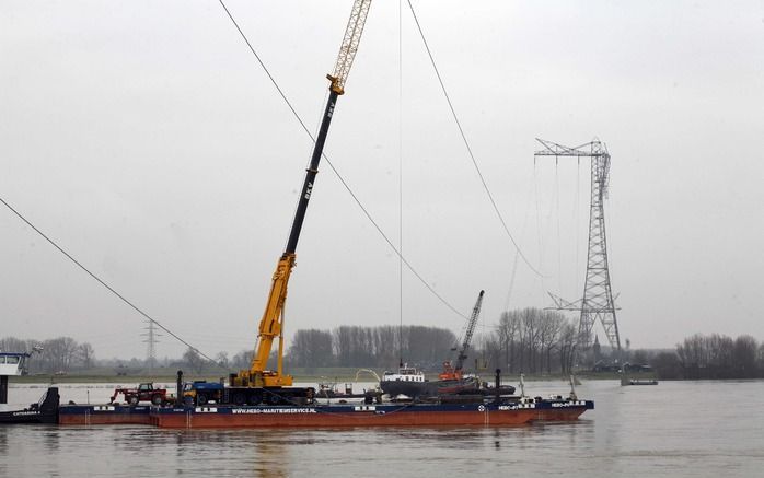 DEN HAAG - De geknakte hoogspanningsmast. Foto ANP