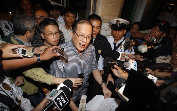 De zoon van de voormalige Filipijnse president Corazon Aquino praat met de pers. Foto EPA