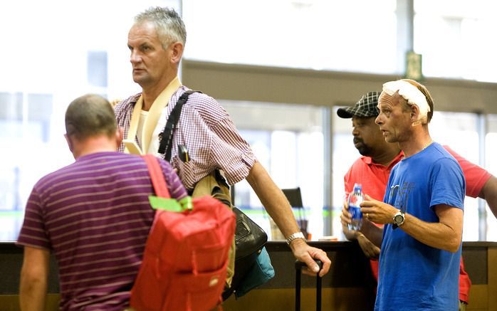 Slachtoffers van het busongeluk staan vrijdag op het punt naar Nederland te gaan. Foto ANP