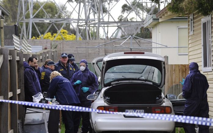 MELBOURNE - Agenten bij een politie-inval in Melbourne. Australische veiligheidsdiensten hebben vier mannen opgepakt die ervan worden verdacht met automatische wapens een aanslag te willen plegen op een legerbasis. Foto EPA