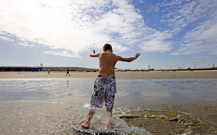 Mensen kunnen beter niet langer dan twintig minuten onbeschermd in de zon blijven zitten. Foto ANP