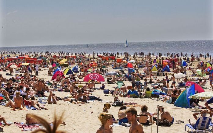 RIJSWIJK – Op de stranden is het donderdag overvol. Volgens Paul Zonneveld van de Vereniging van Strandpaviljoenhouders lijkt het erop dat veel mensen een dagje vrij hebben genomen. Foto ANP