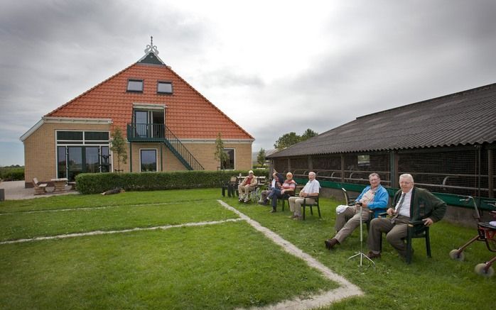 Zorgvakantieboerderij Slachtehiem in Lollum biedt dagbesteding aan Friese ouderen. De bezoekers zijn vaak buiten te vinden. Foto’s Sjaak Verboom