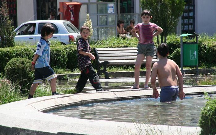 Jongens zoeken ontspanning in het centrum van Gori, dat vorig jaar door de Russen werd gebombardeerd. Foto Karel Onwijn