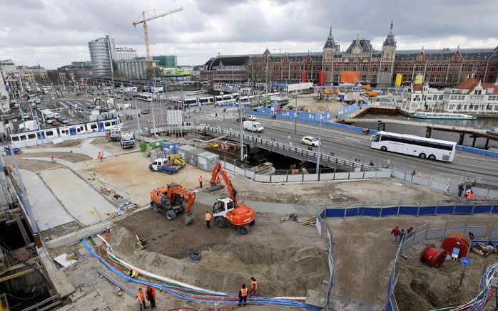 Grote projecten, zoals de Noord/Zuidlijn, zou een onafhankelijke organisatie ingeschakeld moeten worden. Foto ANP