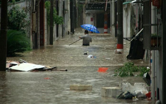 Mensen in ondergelopen straten in de oost-Chinese stad Zhejiang.