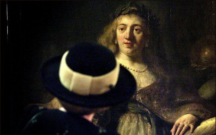 Koningin Beatrix bekijkt tijdens een tentoonstelling in 2001 het werk de 'Griekse godin Athena', geschilderd door Rembrandt in 1653. Foto ANP