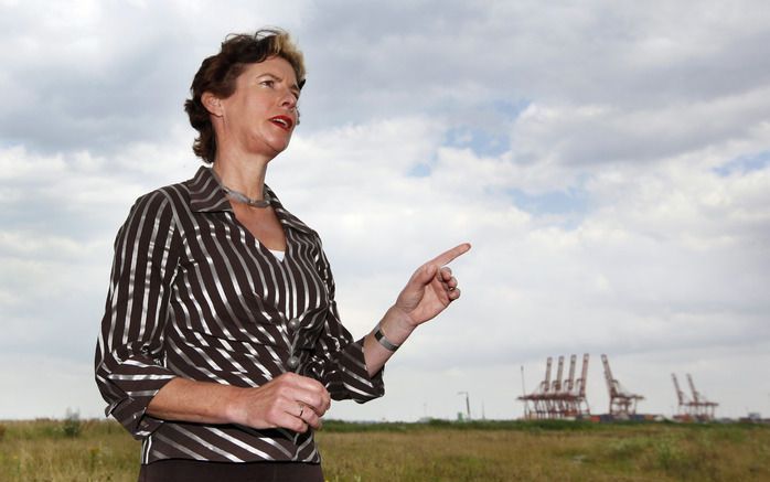 DEN HAAG – Milieuorganisatie Greenpeace gooit opnieuw grote stenen in viswateren, nu in het Kattegat tussen Denemarken en Zweden. Minister Verburg van Landbouw is daar boos over. Foto ANP