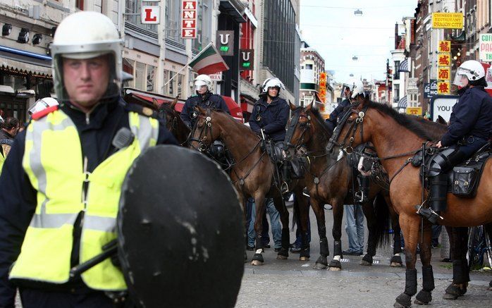 De Dam in Amsterdam is afgesloten door de ME. Foto ANP