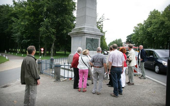 APELDOORN – Nog steeds bezoeken mensen de plek in Apeldoorn waar zich op Koninginnedag een drama voltrok. De VVV biedt een wandeltocht aan die dezelfde route volgt als de koninklijke familie op die dag. Wandelaars passeren ook de Naald, waar Karst T. met 