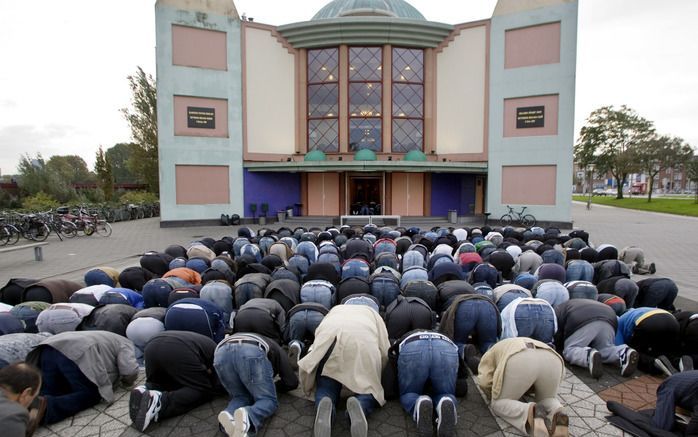 RIJSWIJK – Moslims die bang zijn dat ze tijdens de ramadan vergeten wanneer ze precies op een vastendag weer mogen eten en drinken, kunnen daarvoor een speciaal ”ramadan-sms’je” krijgen. Foto: ANP