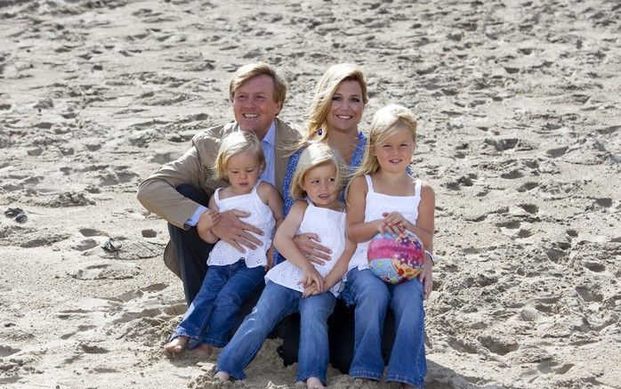 AMSTERDAM - Prins Willem-Alexander en prinses Màxima vinden dat persbureau Associated Press (AP) met het verspreiden van vakantiefoto’s van het koninklijk gezin een „onaanvaardbare druk” uitoefent op hun kinderen Amalia, Alexia en Ariane. Dit heeft de lan