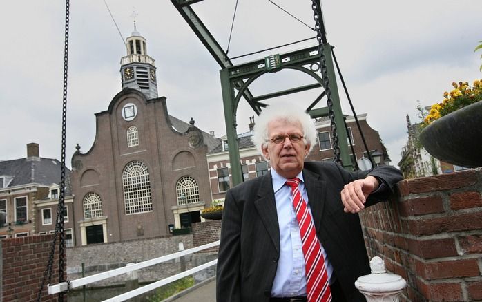 ROTTERDAM – Ds. P. L. de Jong, voor zijn kerk in Delfshaven: „Zolang de SGP- en RD-dominees hier allemaal weggaan, gaan hun mensen ook weg.” Foto RD, Anton Dommerholt