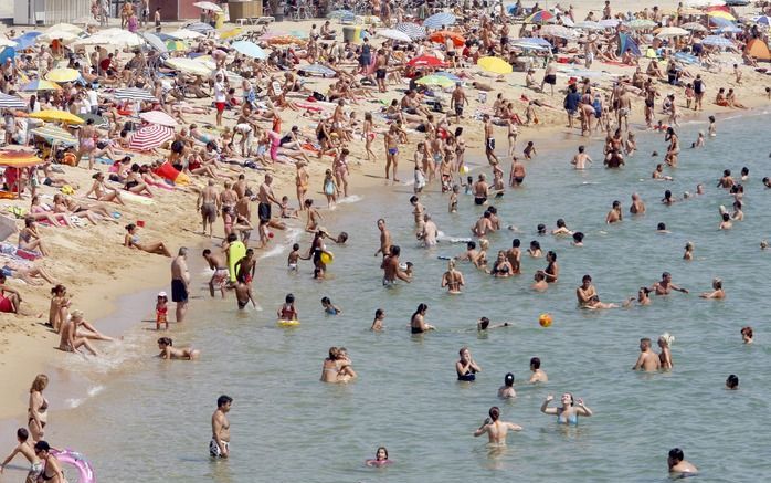 MADRID – De Spaanse politie heeft zaterdag het strand van de ook bij Nederlanders populaire badplaats Calella aan de Costa Brava in Catalonië ontruimd vanwege een bommelding. Dat meldden Spaanse media op gezag van politiebronnen. Foto EPA