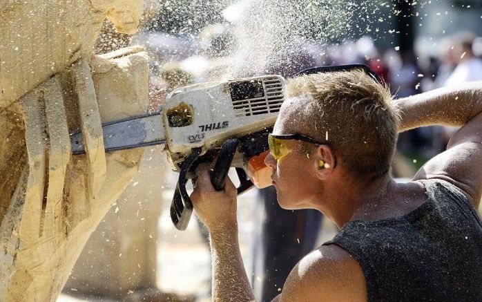 LAGE VUURSCHE – De houtspaanders vliegen in het rond tijdens het NK sculptuurzagen dat zaterdag werd gehouden tijdens de Houthakkersfeesten in Lage Vuursche. Elf deelnemers werkten zich zeven uur lang in het zweet om een beeld te vervaardigen uit een stuk