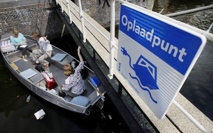 AMSTERDAM – Op de Amsterdamse grachten is de fluisterboot een nieuw fenomeen. De gemeente is een offensief begonnen om bootjesbezitters in de hoofdstad over te laten stappen van de pruttelende, stinkende tweetaktmotoren op de milieuvriendelijke, en stille