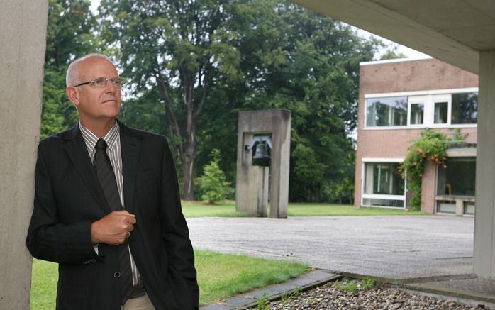 DOORN – Dr. H. de Leede neemt na vijftien jaar afscheid als hoofd van het protestants seminarium op Hydepark in Doorn. Hij zag de afgelopen jaren het aantal vrouwelijke studenten, ook van orthodox-gereformeerde afkomst, sterk toenemen. Dr. De Leede: „Het 