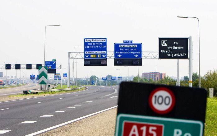 ROTTERDAM – Rotterdam wil minder ochtendspitsverkeer op de A15 om de haven goed bereikbaar te houden. Foto ANP