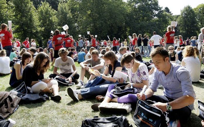 Studenten verzamelen zich in Utrecht voor hun introweek. Foto ANP