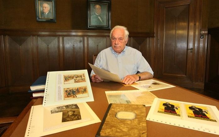 ENSCHEDE – Joop Slager (77), zelf van Joodse komaf, in de kerkenraadskamer van de synagoge in Enschede. Het portret links achter hem toont Sig Menko, aan wie een deel van de expositie ”Mauthausen: een zwarte bladzijde in de geschiedenis van Twente" is gew