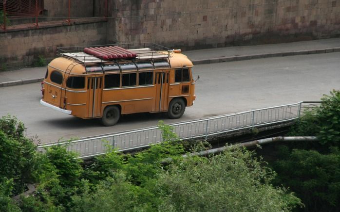 JEREVAN – De autobussen in Armenië rijden vaak op gas. Sinds de kredietcrisis is de geldstroom van Armeniërs in het buitenland naar hun moederland met een derde afgenomen. Foto Karel Onwijn