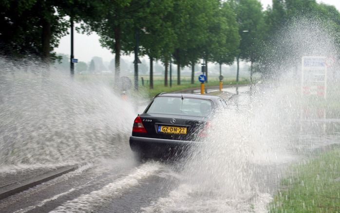 DE BILT – Het KNMI heeft woensdag een waarschuwing doen uitgaan voor zeer zware windstoten op donderdag. In de loop van donderdagmiddag trekken onweersbuien vanuit het zuidwesten het land binnen. Foto ANP