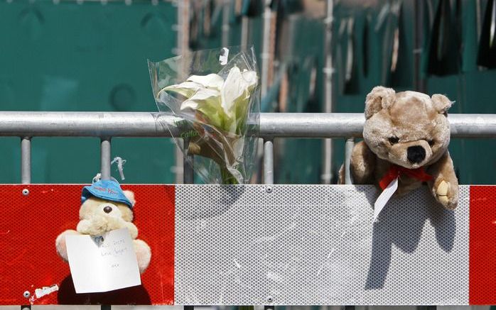 Teddyberen en bloemen bij de afzetting in de straat in Kampen, waar door een brand in een woning woensdagmorgen vroeg vier kinderen uit een gezin om het leven zijn gekomen. Foto ANP