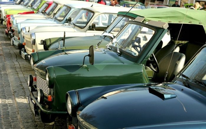 BERLIJN - De trabant was jarenlang het symbool van de Oostduitse autoindustrie. Vrijdag meldden onderzoekers dat de Duitse deelstaten die de voormalige communistische DDR vormden nog jarenlang enorme financiële steun nodig hebben uit de rest van het land.