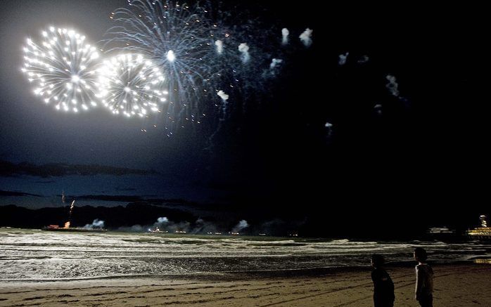 SCHEVENINGEN - Het 30ste Internationaal Vuurwerk Festival is vrijdag begonnen op het strand van Scheveningen. Gedurende drie dagen zullen vuurwerkteams uit Nederland, Belgie, de Verenigde Staten, Duitsland, China en Jamaica tegen elkaar strijden om het mo