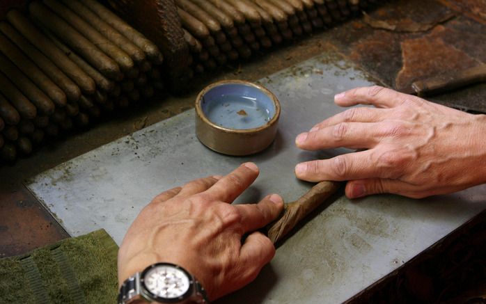 Samen met vader Co maakt Richard van der Donk nog handmatig sigaren. Pakweg 200.000 per jaar, stuk voor stuk van topkwaliteit. Onder fijnproevers zijn de producten van de Culemborgse sigarenfabriek een begrip, maar de vraag is hoe lang ze nog bestaan. Een