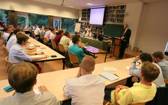 DOORN – Op Hydepark in Doorn begon maandag een studieweek van de Gereformeerde Bond voor studenten theologie. Het thema is ”Schepping”. Dr. T. E. van Spanje: „De schepping staat niet op zichzelf, maar is het begin van de heilsgeschiedenis.” Foto's RD, Ant