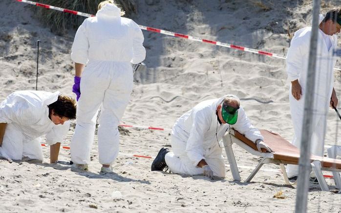 HOEK VAN HOLLAND - Het onderzoek naar het schietincident op het strand van Hoek van Holland. Foto ANP