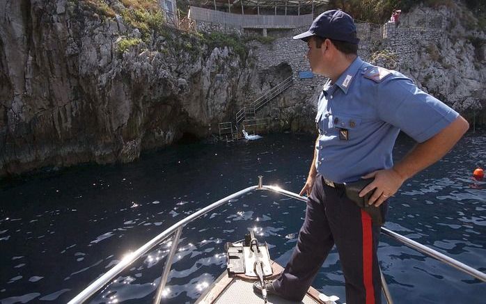 CAPRI – De wereldberoemde blauwe grot op het eilandje Capri in de baai van Napels is weer toegankelijk voor het publiek. Dat meldden Italiaanse media donderdag. Foto EPA