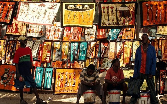 De ontwikkelingshulp rond de aanleg van een luxeresort op het Mozambikaanse Machangulo blijft ver achter bij de beloftes, aldus de Telegraaf.n. Foto: jongeren bij hun handeltje in de hoofdstad Maputo. Foto EPA