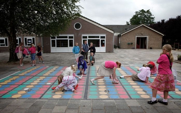 De Christelijk Nationale School (CNS) in Wouterswoude scheerde langs het randje van de afgrond. Vorig jaar kreeg de school een laatste kans van de inspectie om bestuurlijk orde op zaken te stellen en de kwaliteit van het onderwijs te verbeteren. De school