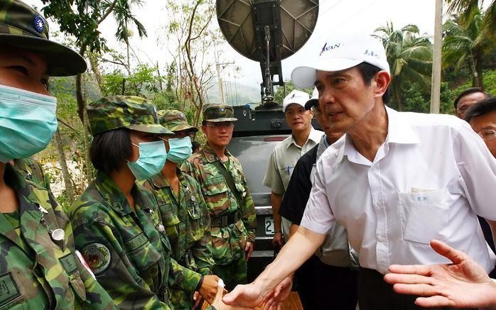 De Taiwanese president Ma (r.) bezocht na de tyfoon Morakot in het rampgebied militairen die deelnamen aan de zoekactie naar slachtoffers. Toch kon hij de bevolking niet overtuigen van zijn optimale inzet voor de slachfoffers. Foto EPA