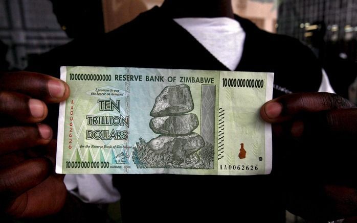 Zimbabwe is met de introductie van biljetten van 1 miljard dollar praktisch failliet. Foto EPA