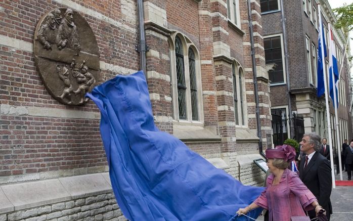 LEIDEN - Koningin Beatrix onthult maandag aan de gevel van de Universiteit Leiden een bronzen reliëfsculptuur die op symbolische wijze verbeeldt dat Willem van Oranje in 1575 de stad Leiden een universiteit schonk. Rechts prof. mr. Van der Heijden (rector