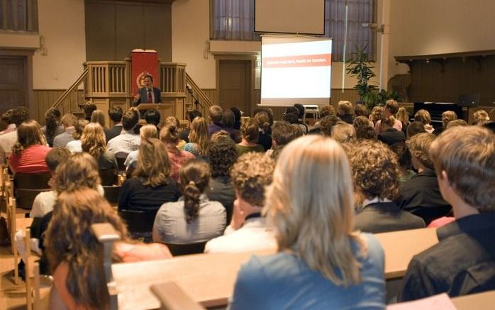 LEIDEN – Is geloven een onberedeneerde sprong in het duister? Dr. A. J. Plaisier hield maandagavond de Leidse studenten van Navigators, CSFR, Gomarus en Ichthus voor dat het hart zijn redenen heeft die het verstand niet kent. Foto RD