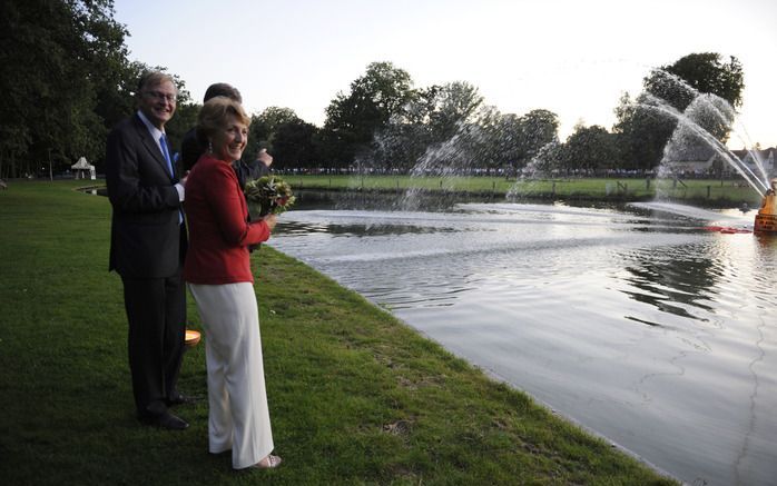 APELDOORN – Prinses Margriet onthulde maandagavond in het Verzetsstrijderspark in Apeldoorn een gerestaureerde eigentijdse versie van de Kwartjesfontein in Apeldoorn. De fontein werd door haar moeder koningin Juliana 77 jaar eerder in gebruik genomen. Fot