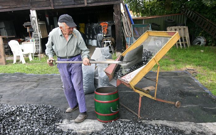 Ernst Wagenaar uit het Gelderse Voorst levert kolen in alle soorten en maten. Eierkolen, antraciet, briketten en op verzoek ook huisbrandolie en gasflessen. Klanten uit de wijde regio weten Wagenaar te vinden. „Ze gebruiken de kolen vooral om aanvullend t