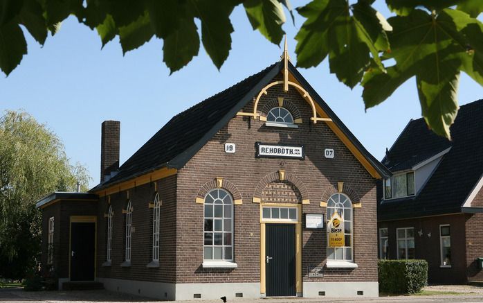 TEUGE – De Rehobothkerk aan de Rijksstraatweg in Teuge staat te koop. Tot en met januari 2010 worden diensten belegd in het zaalkerkje. Door het samengaan van gemeenten in Teuge en Twello is het kerkgebouw overbodig geworden. Foto RD, Henk Visscher