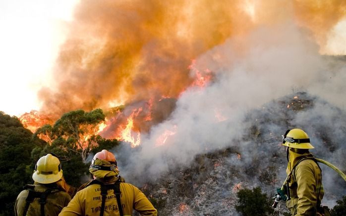 LOS ANGELES - De bosbranden ten noorden van Los Angeles woeden onvoorspelbaar verder. Foto EPA